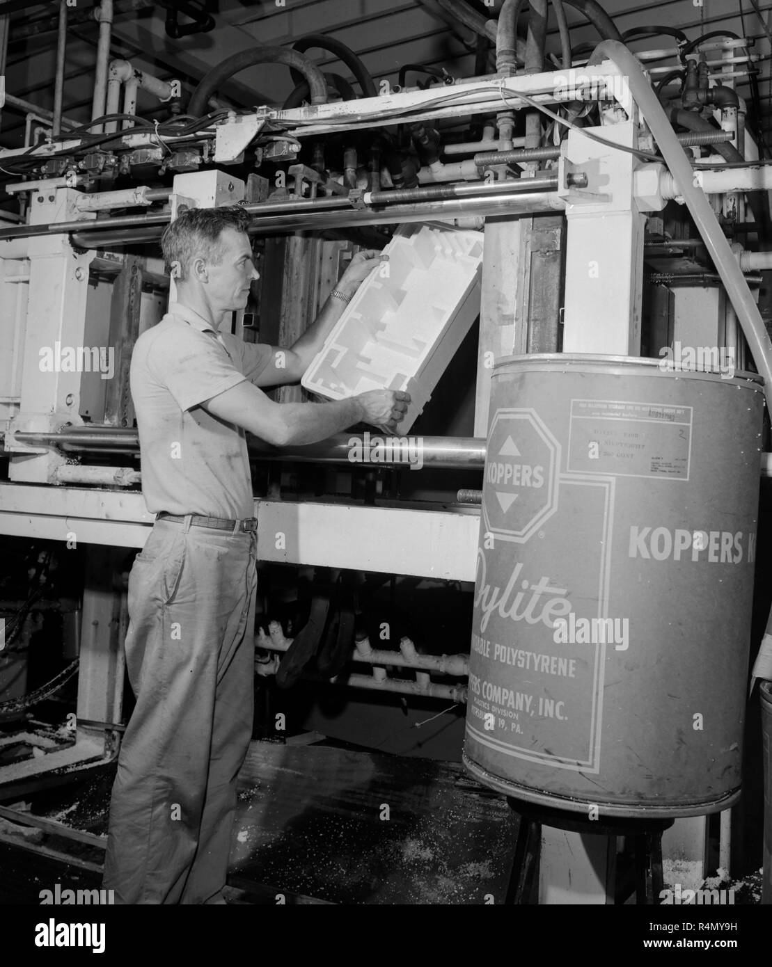 Un lavoratore su un styrofoam linea di produzione in California, ca. 1963. Foto Stock