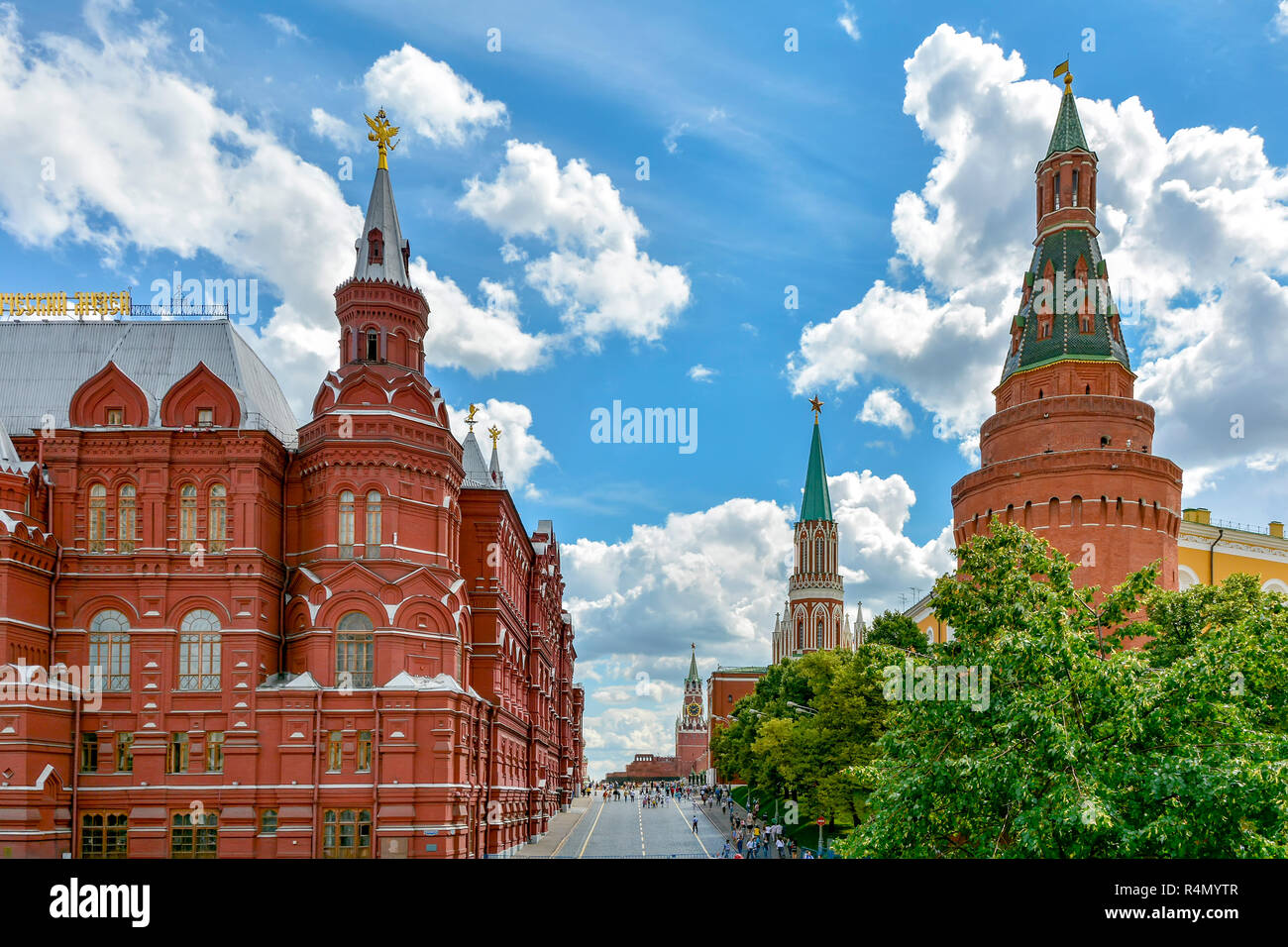 Ingresso alla vecchia e famosa Piazza Rossa di Mosca con la sua architettura caratteristica, torri e mattoni Foto Stock