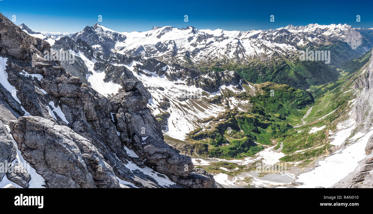 Vista delle alpi svizzere da Titlis ski resort, Svizzera, Europa. Foto Stock