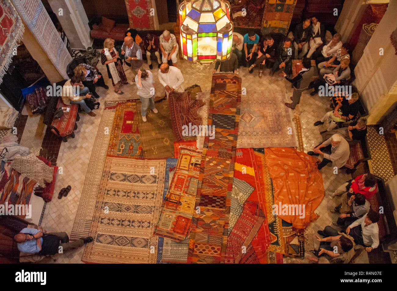 18-04-11. Marrakech, Marocco. Gita di un gruppo di turisti che frequentano un colloquio di vendita a uno dei più grandi negozi di capret nella medina. Fotografato da abov Foto Stock