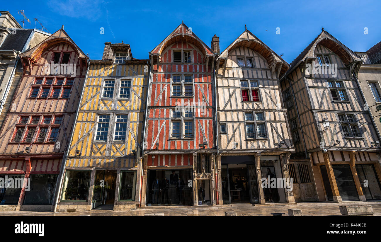 Metà medievale-case con travi di legno nel centro storico della città di Troyes regione dello Champagne in Francia. Foto Stock
