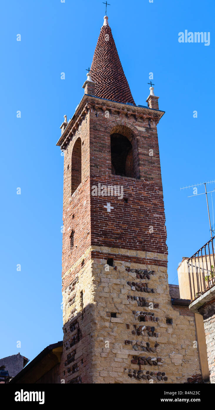 Torre della chiesa evangelica nella città di Verona Foto Stock
