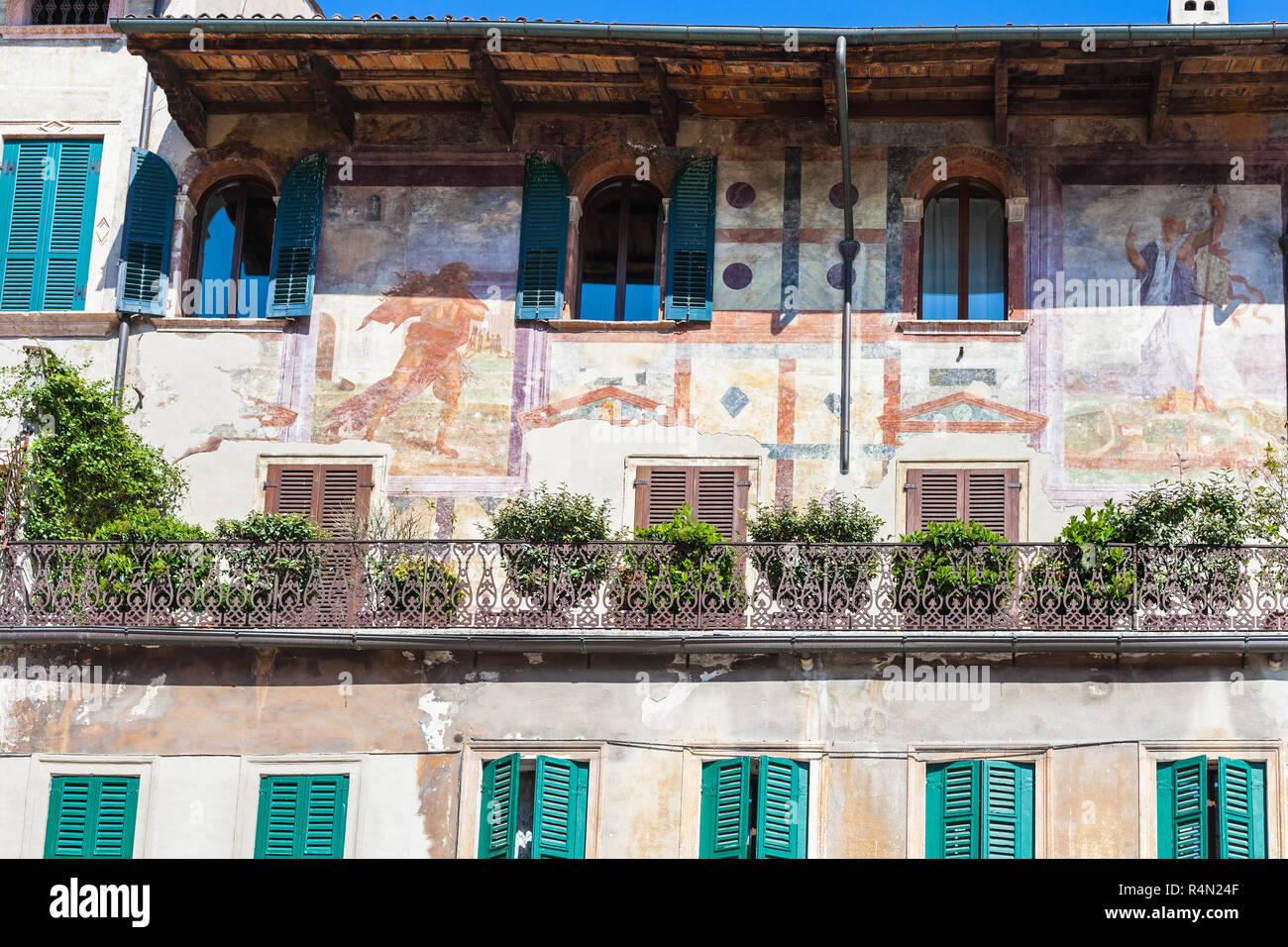 Affreschi medioevali della facciata della casa urbana a Verona Foto Stock