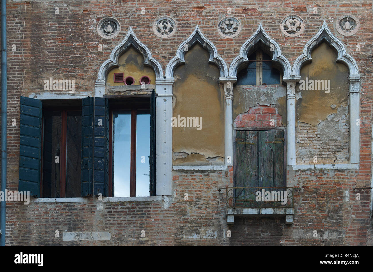 Vecchio cercando windows a Venezia Italia Foto Stock