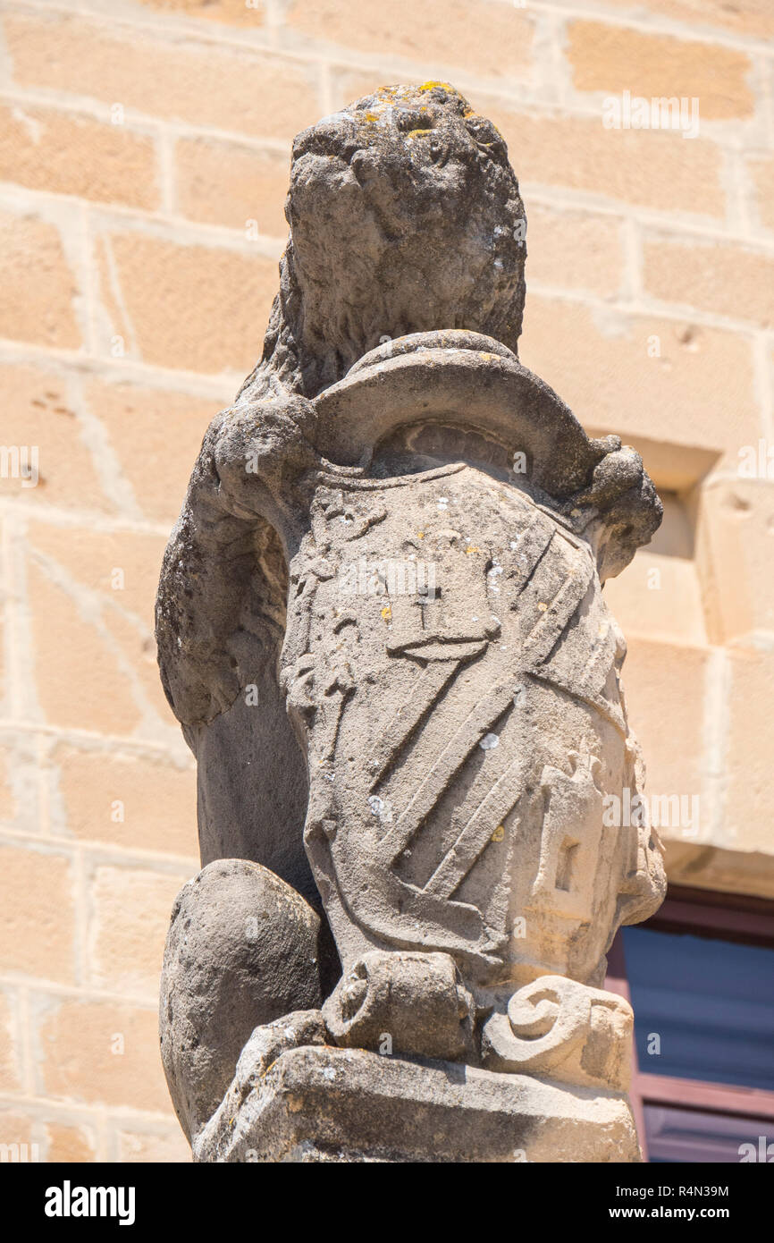 Leone di pietra sulla facciata Hospital de Santiago, a Ubeda, Jaen, Spagna Foto Stock