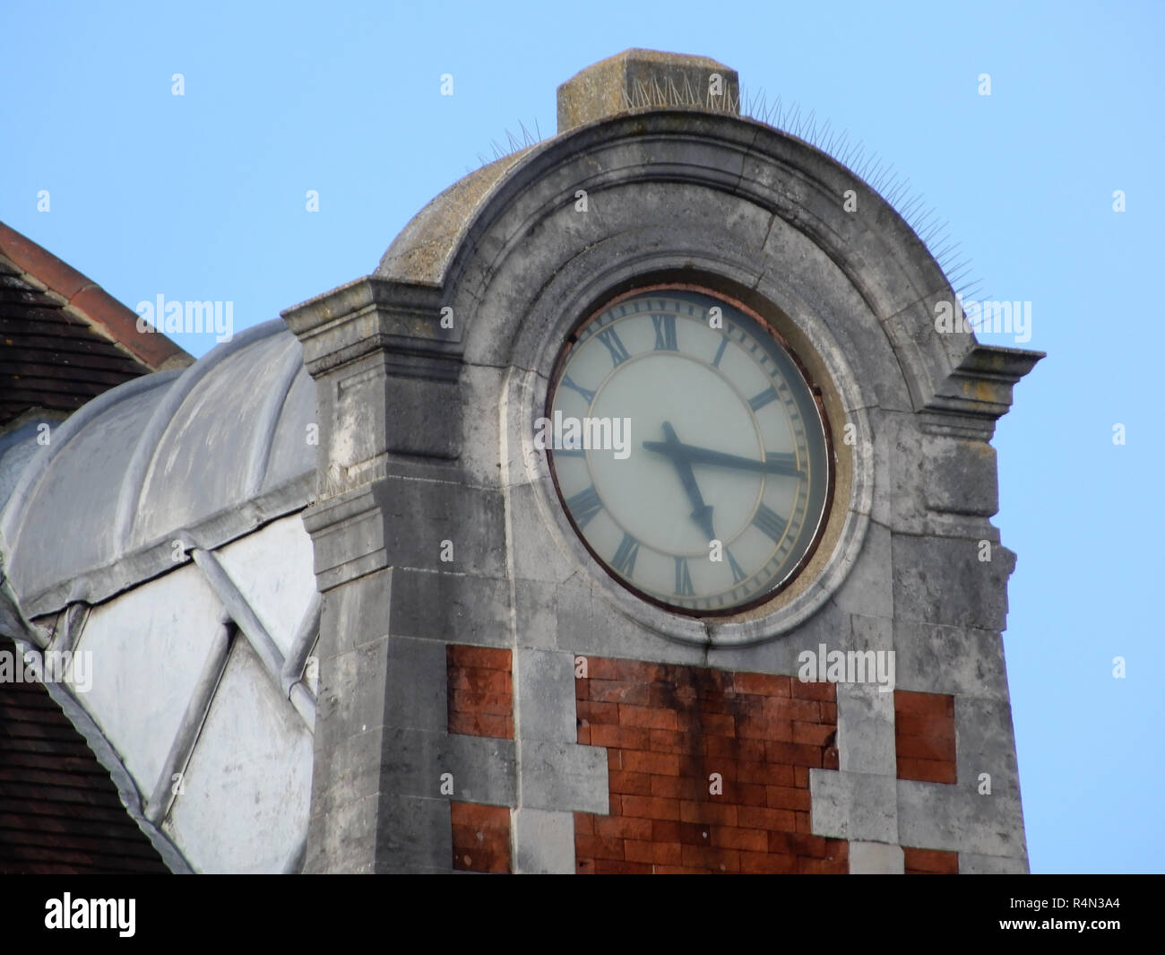 Il clock al di sopra della stazione di Basingstoke mostra 5:15 Foto Stock