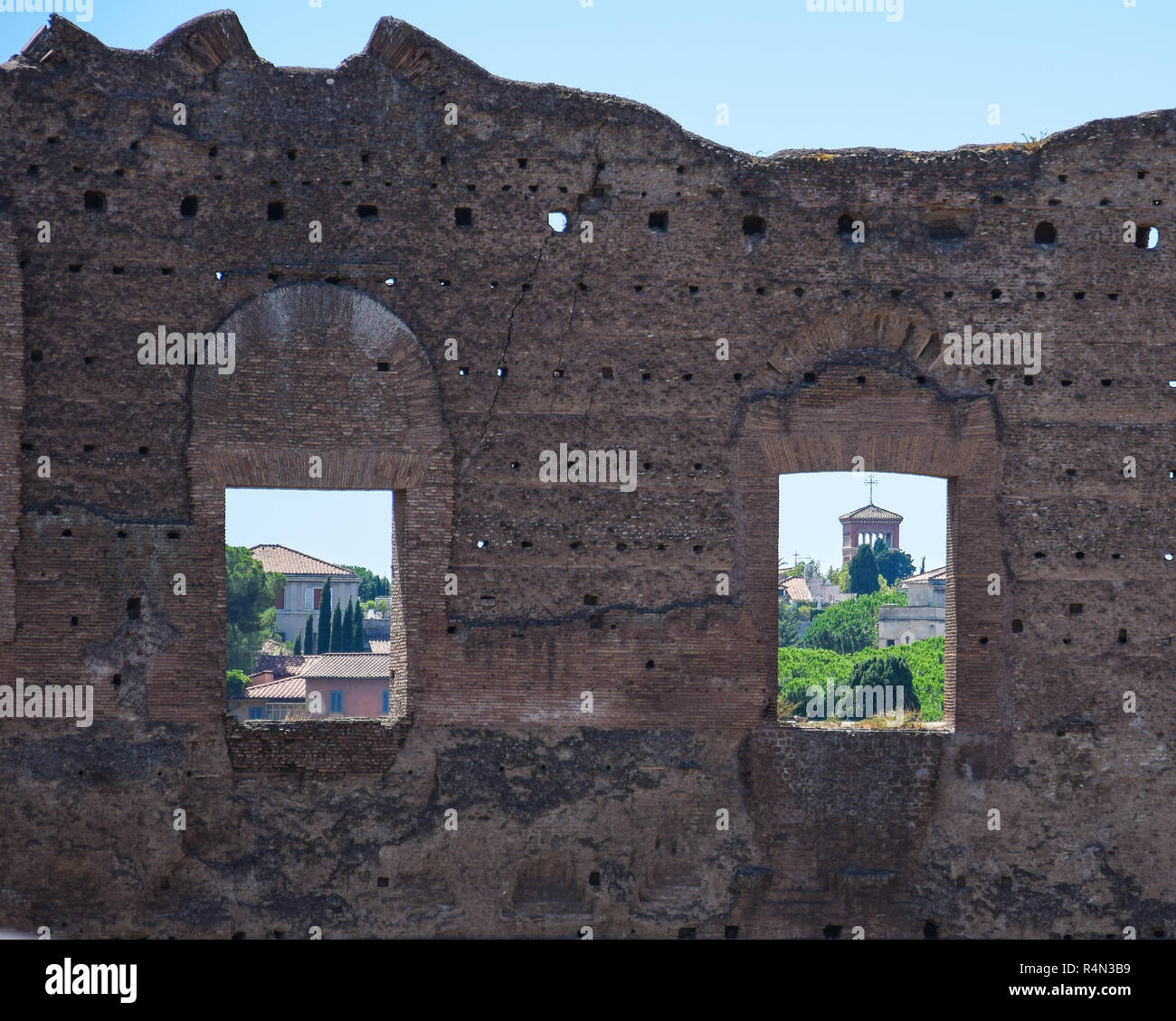 Edifici di Roma moderna visto attraverso due finestre dell'antico foro romano rovine Foto Stock
