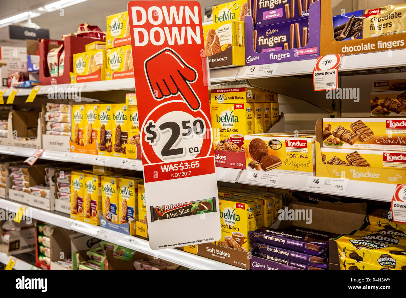 Biscotti e snack per la vendita in un supermercato Coles, Australia Foto Stock
