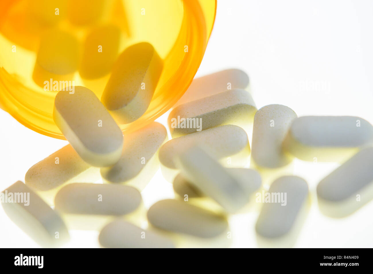 Pills versato dalla bottiglia Foto Stock