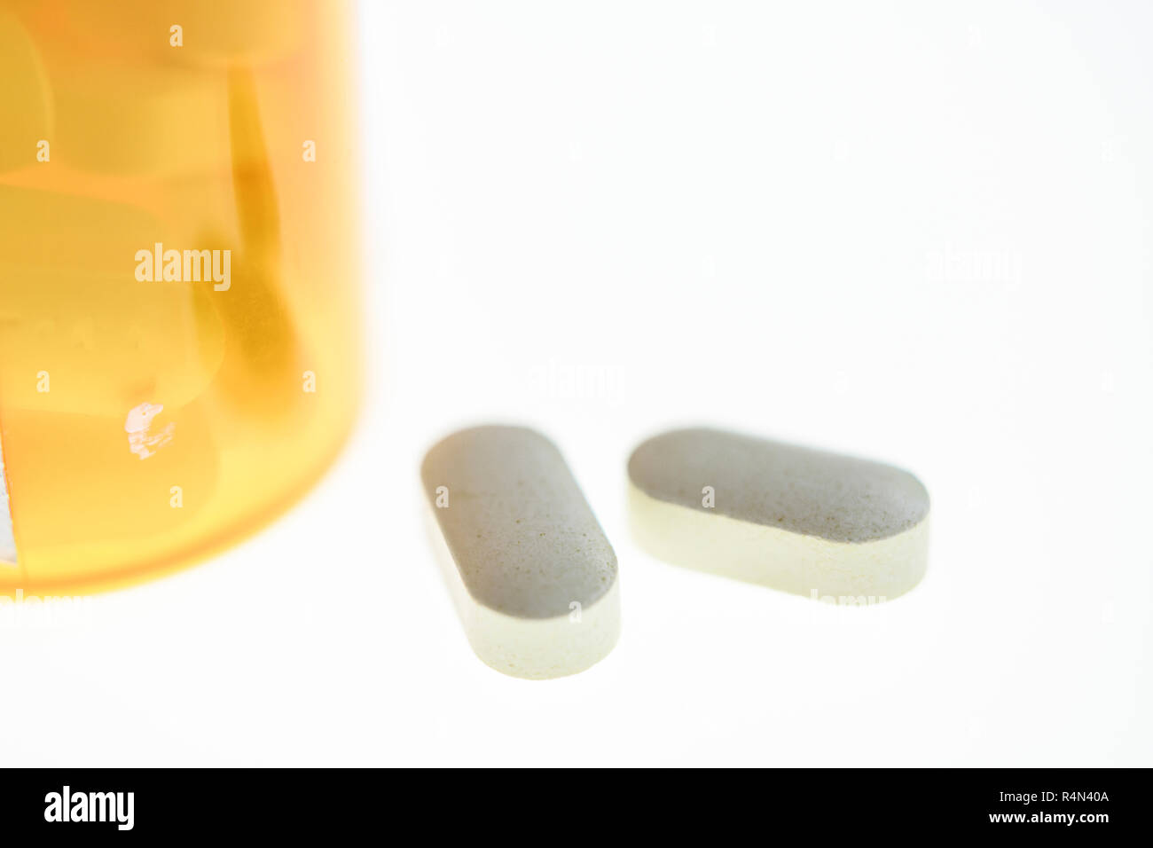 Pills accanto a bottiglia Foto Stock