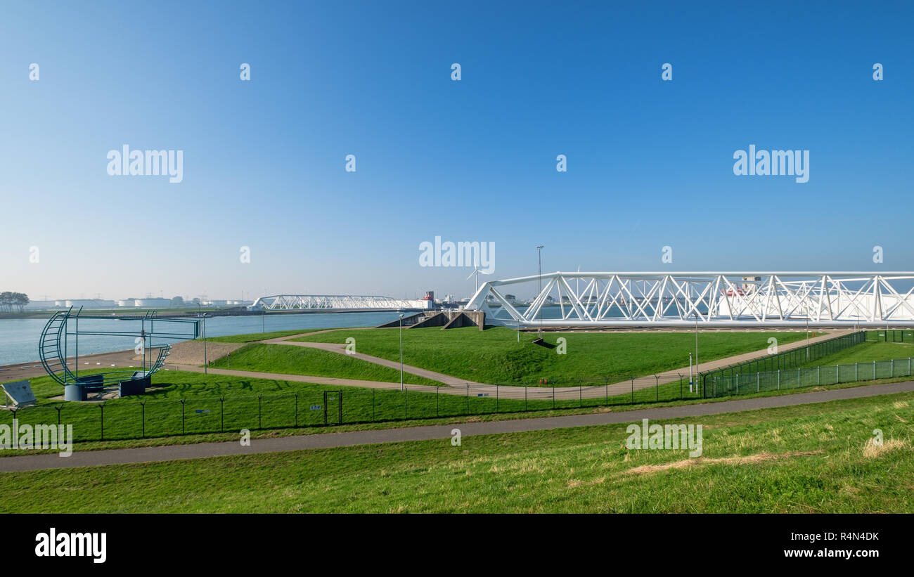 Il Maeslantkering, un enorme tempesta di sovratensioni sulla barriera la Nieuwe Waterweg, Paesi Bassi Foto Stock