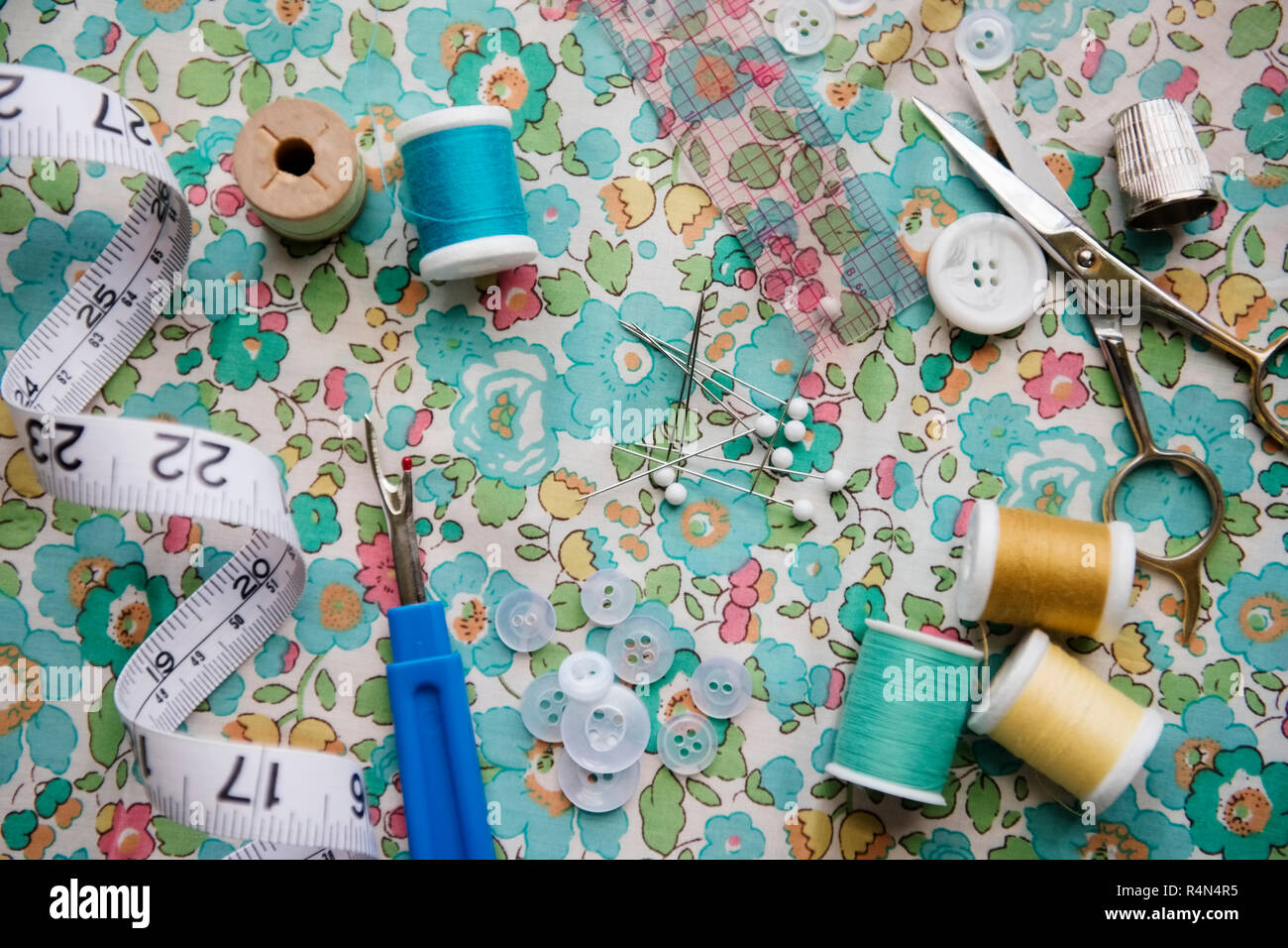 Bobine di filo, Seam ripper e nastro di misurazione Foto Stock