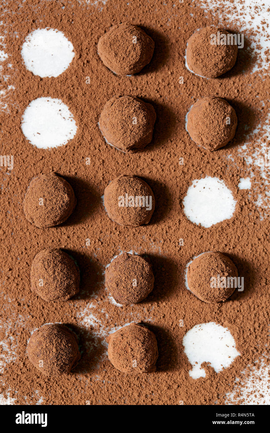 Tartufi di cioccolato con il cacao in polvere Foto Stock