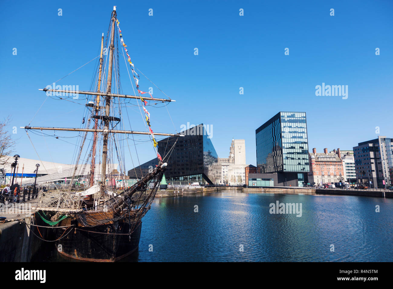 Nave ormeggiata sul lungomare di Liverpool, in Inghilterra Foto Stock