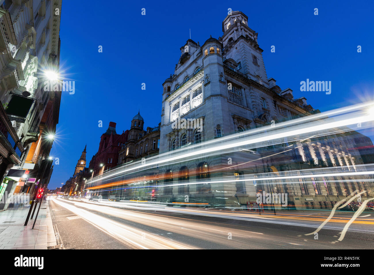 Sentieri di luce mediante la costruzione di Liverpool, in Inghilterra Foto Stock
