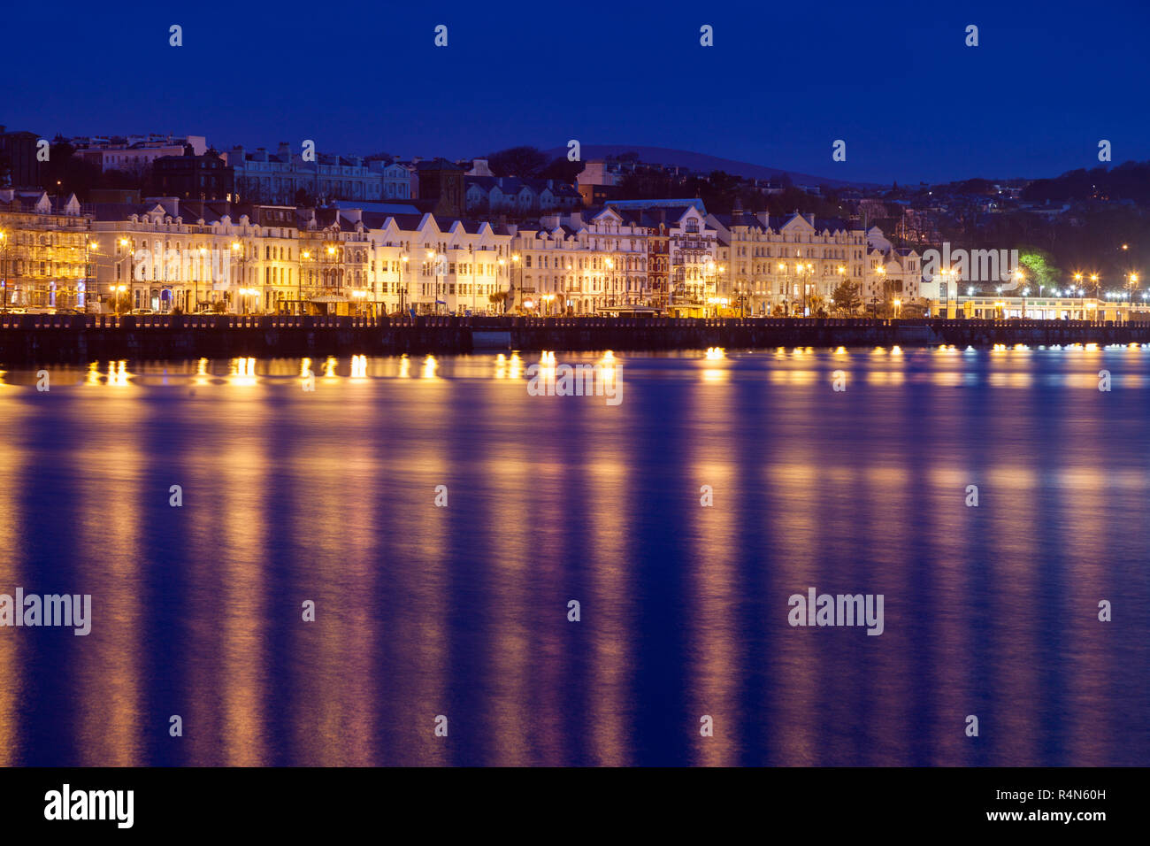 Edifici di notte lungo il lungomare di Douglas, Isola di Man Foto Stock