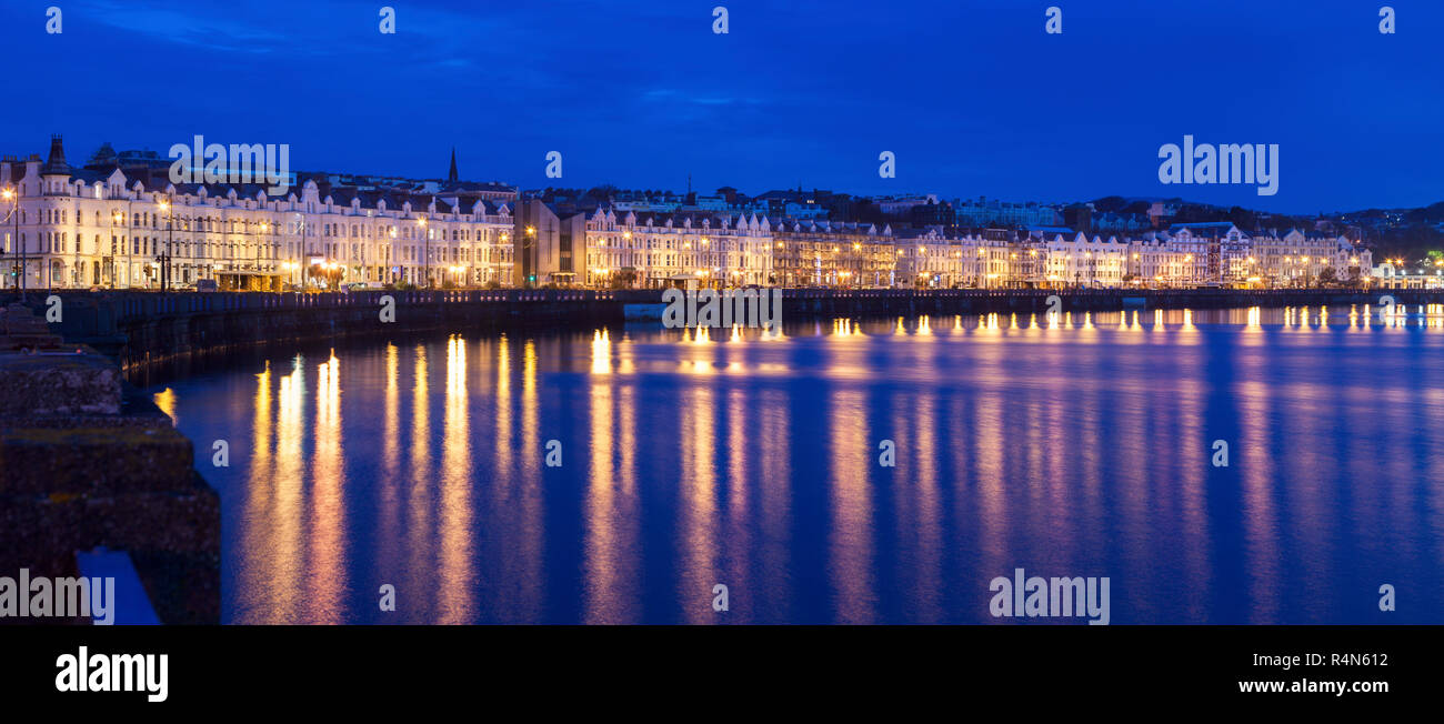Edifici di notte lungo il lungomare di Douglas, Isola di Man Foto Stock