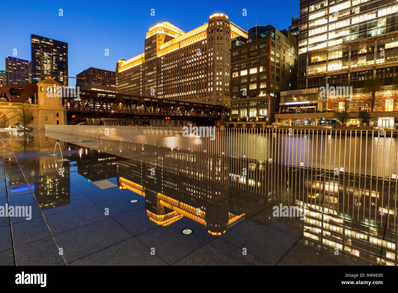 Architettura durante la notte a Chicago Foto Stock