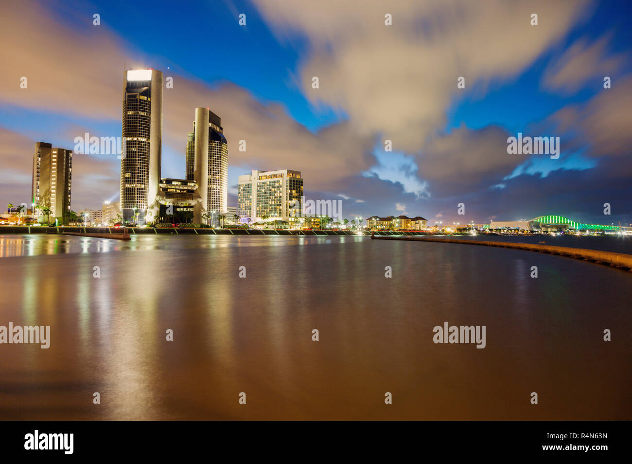 Il porto e la città di Corpus Christi di notte in Texas Foto Stock