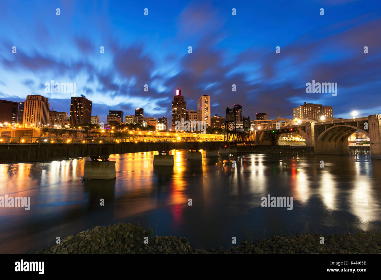 La città di San Paolo, Minnesota di notte Foto Stock