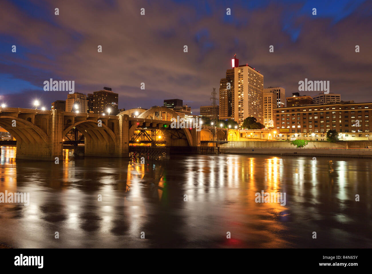 La città di San Paolo, Minnesota di notte Foto Stock