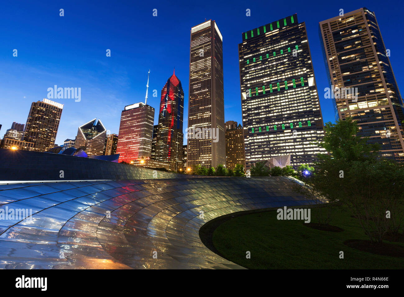 Architettura durante la notte a Chicago Foto Stock