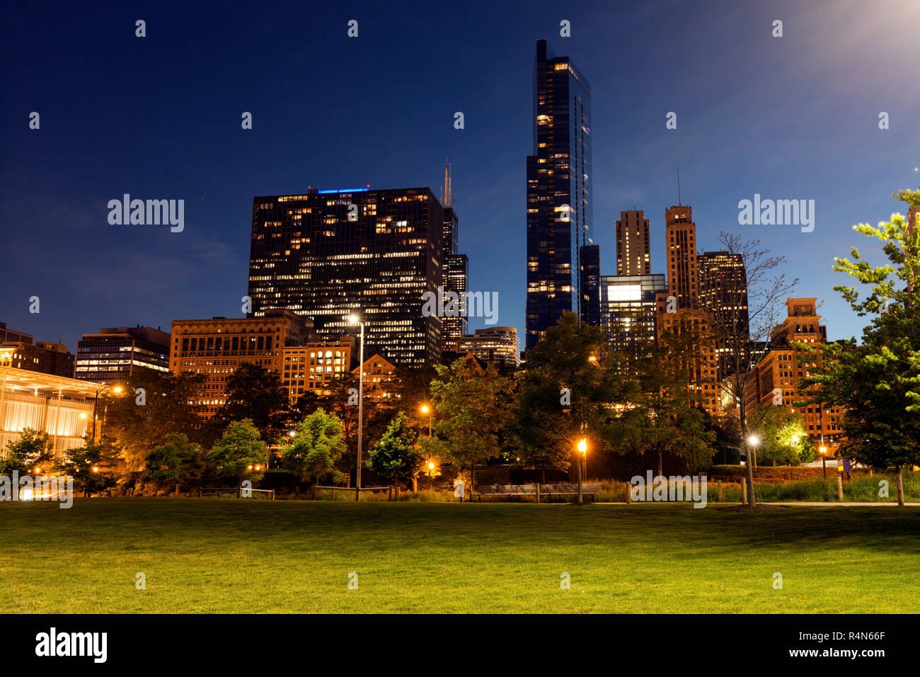 Architettura durante la notte a Chicago Foto Stock