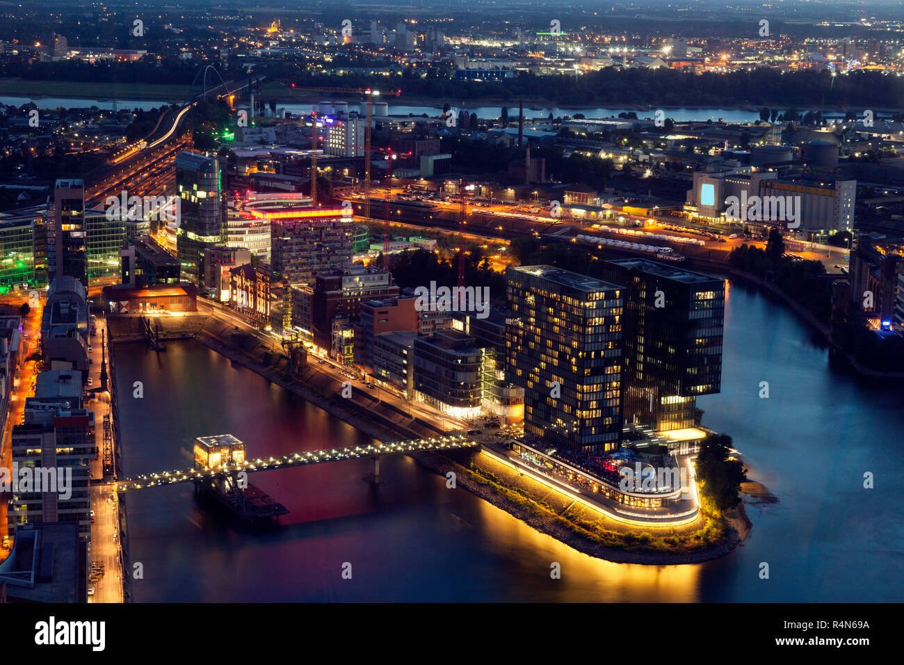 Vista aerea di Dusseldorf di notte in Germania Foto Stock