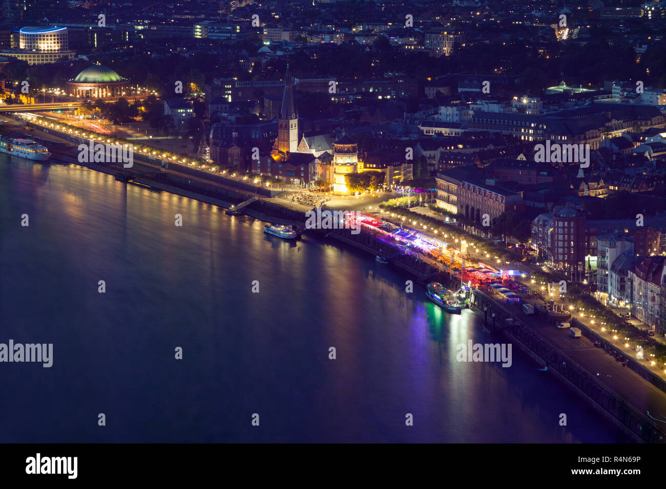 Vista aerea di Dusseldorf di notte in Germania Foto Stock