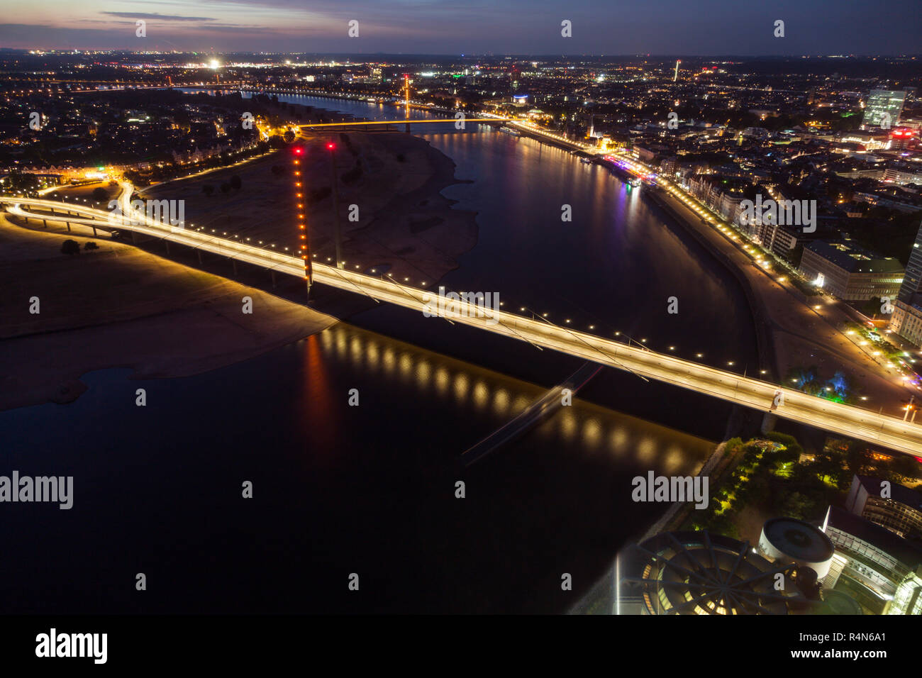 Vista aerea del Rheinkniebrucke di notte a Dusseldorf, Germania Foto Stock