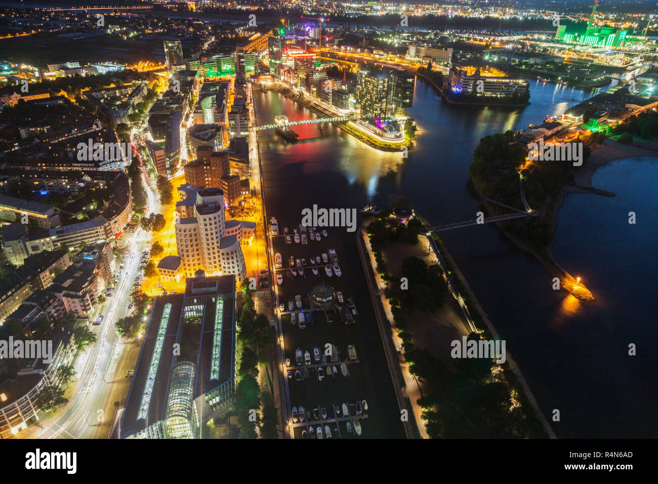 Vista aerea di Dusseldorf di notte in Germania Foto Stock