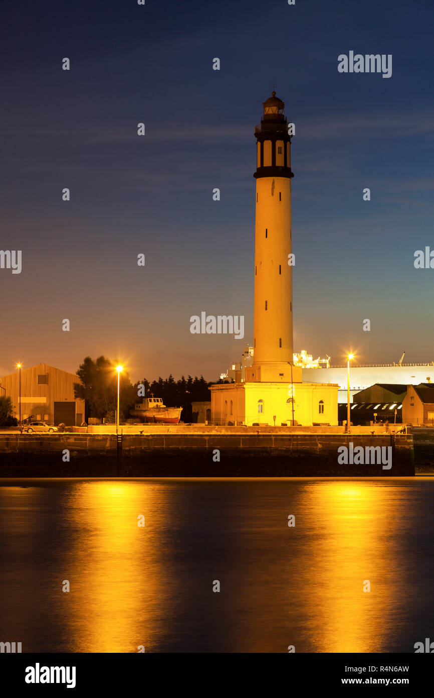 Faro di Dunkirk durante la notte Foto Stock
