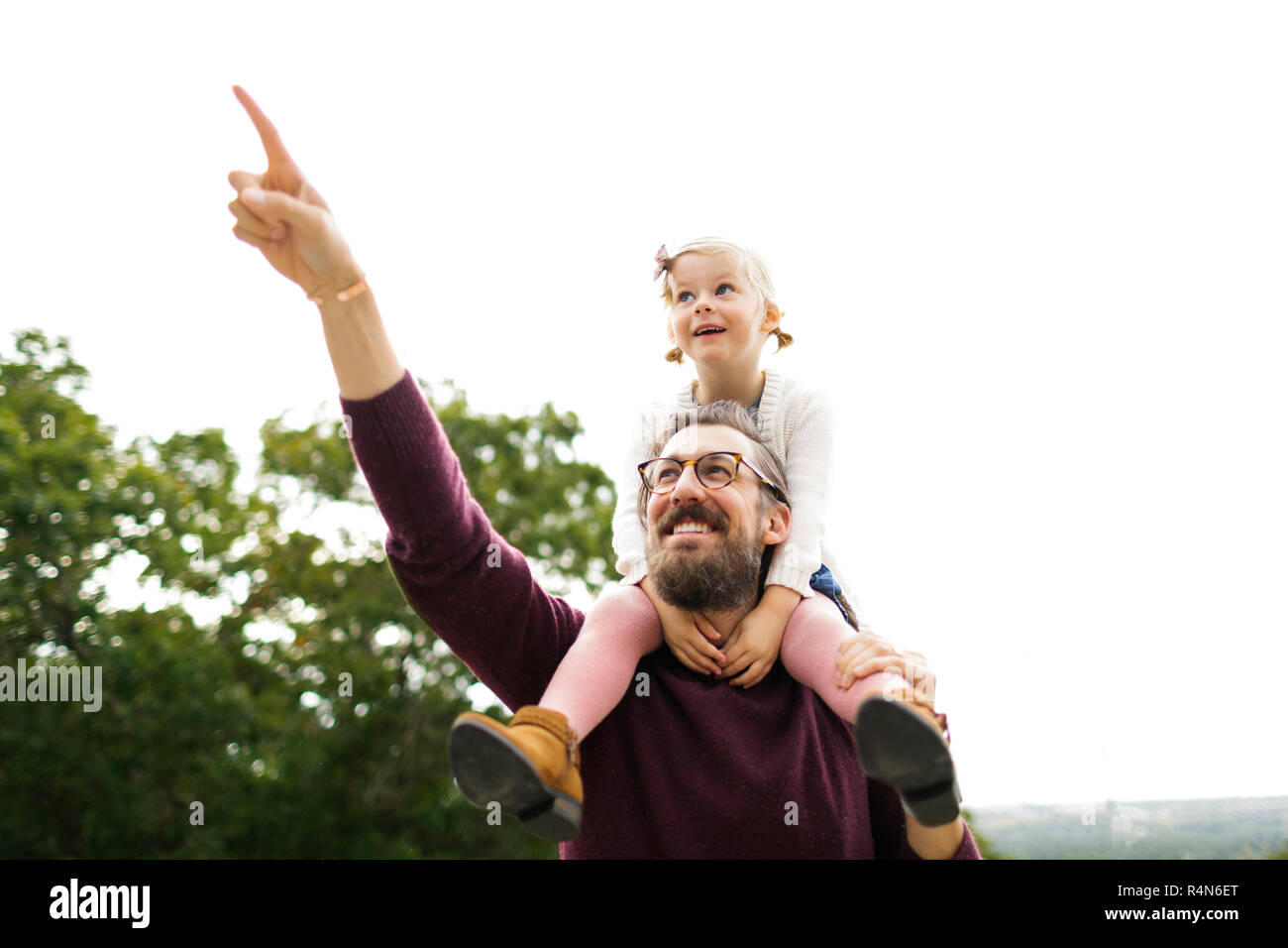 Padre dando figlia piggyback ride Foto Stock