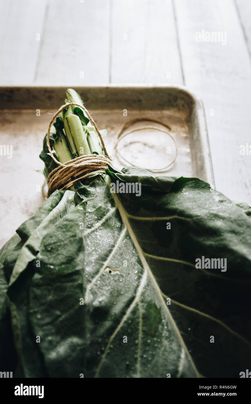 Collard verdi da un CSA. Verdure dal Tennessee dell'Est. Foto Stock