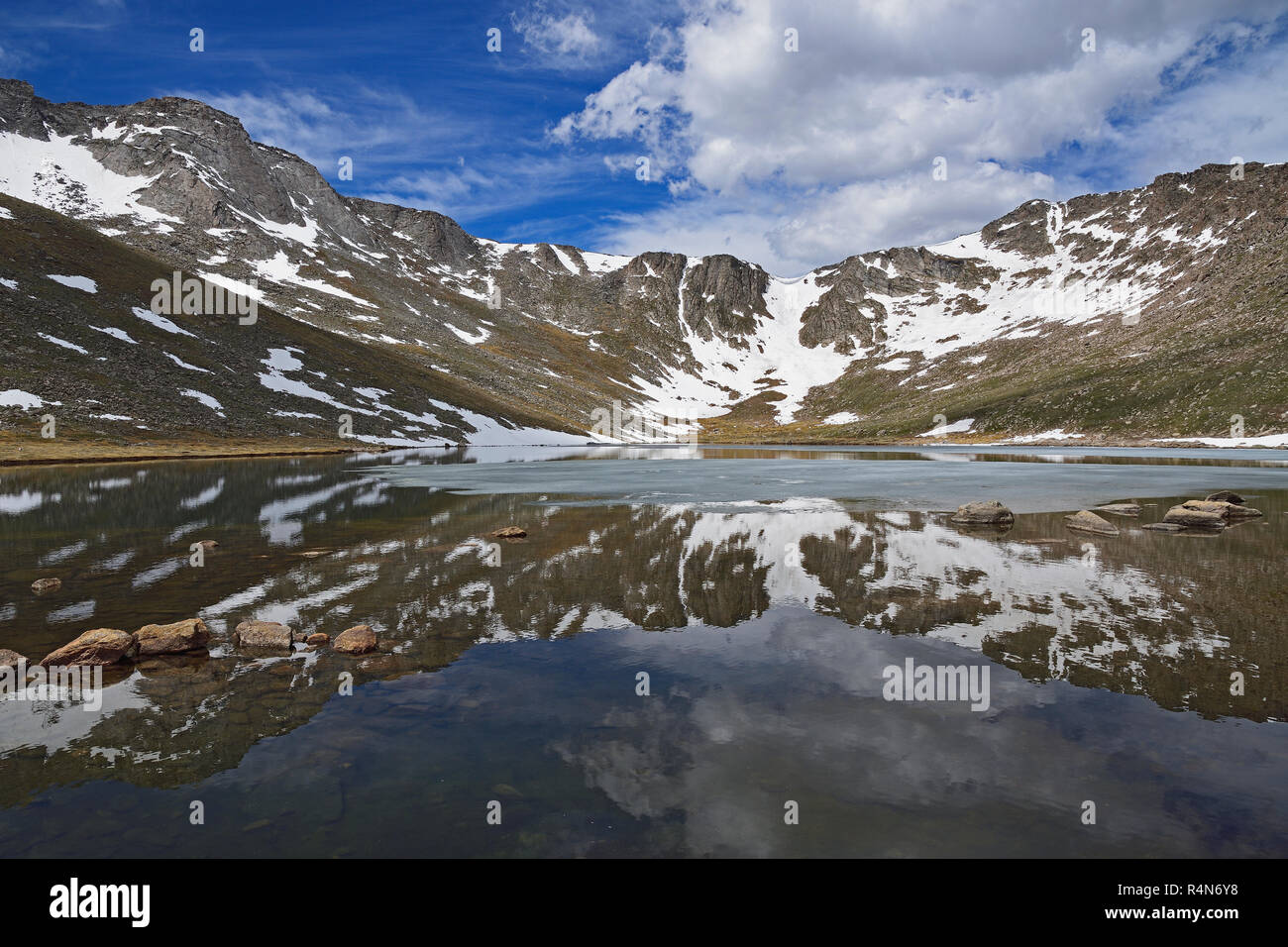 Neve sulle montagne dal lago a Mount Evans Scenic Byway, Colorado Foto Stock Neve sulle montagne dal lago a Mount Evans Scenic Byway, Colorado Foto Stock