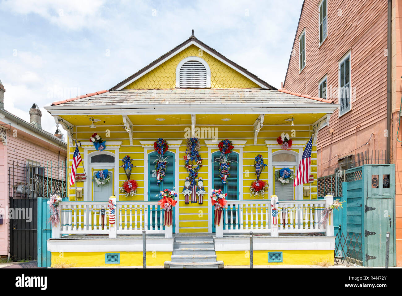 Carino casa nel Quartiere Francese area di New Orleans, in Louisiana. Decorate patriottici per il 4 di luglio. Foto Stock