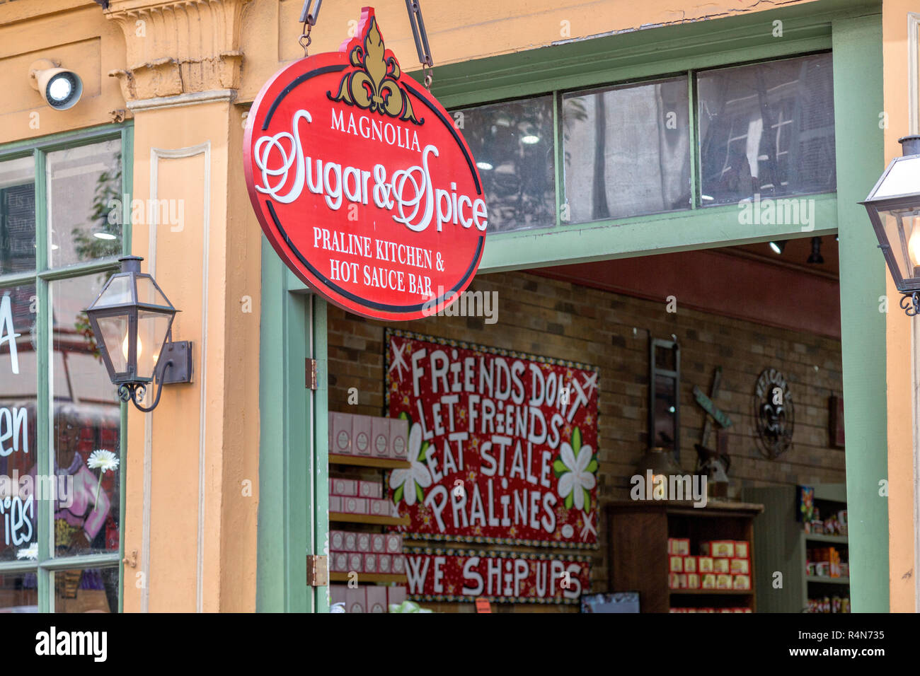 Zucchero e spezie store sulla strada di New Orleans French trimestri. Foto Stock