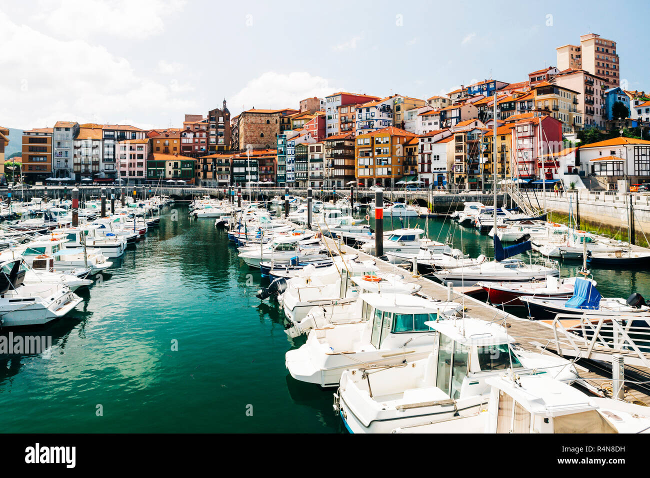 Barche ormeggiate e gli edifici sul lungomare di Bermeo, Spagna Foto Stock