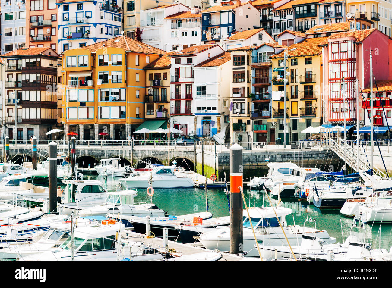 Barche ormeggiate e gli edifici sul lungomare di Bermeo, Spagna Foto Stock