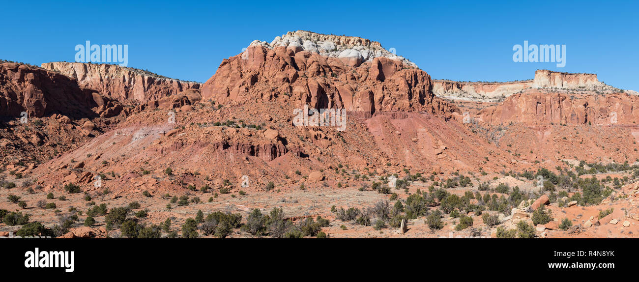 Panorama di un vasto paesaggio di coloratissimi red rock mesas e scogliere nell'alto deserto vicino Abiquiu, Nuovo Messico del sud-ovest americano Foto Stock