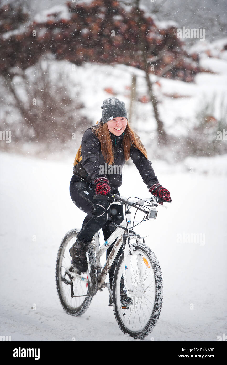 Norwegian scambio di studenti Sunniva Soerheim cavalca il suo moto vicino a Newport Beach durante una tempesta di neve. Squamish British Columbia, Canada. Foto Stock