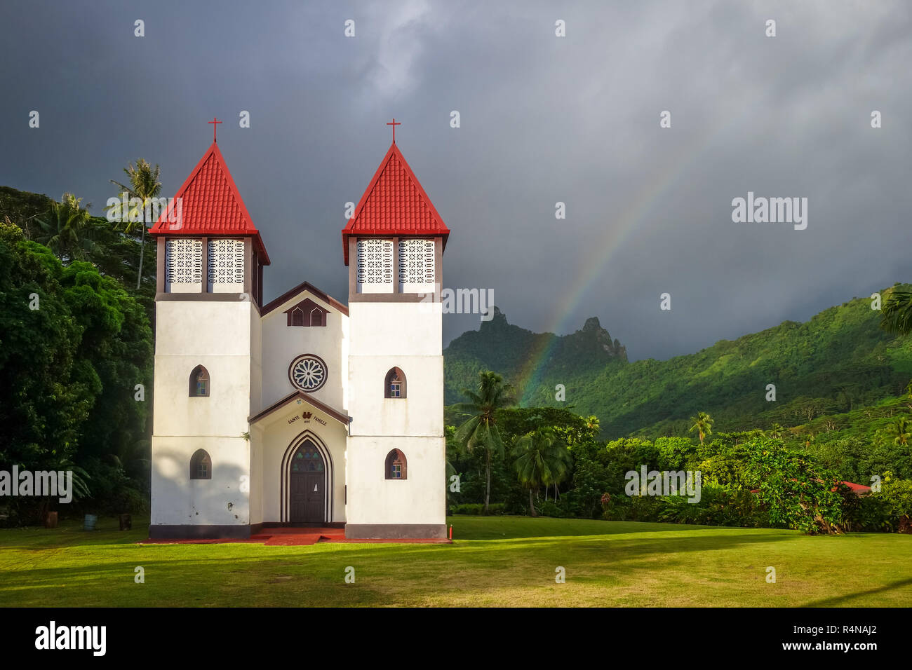 Arcobaleno su Haapiti chiesa nell'Isola di Moorea, paesaggio Foto Stock