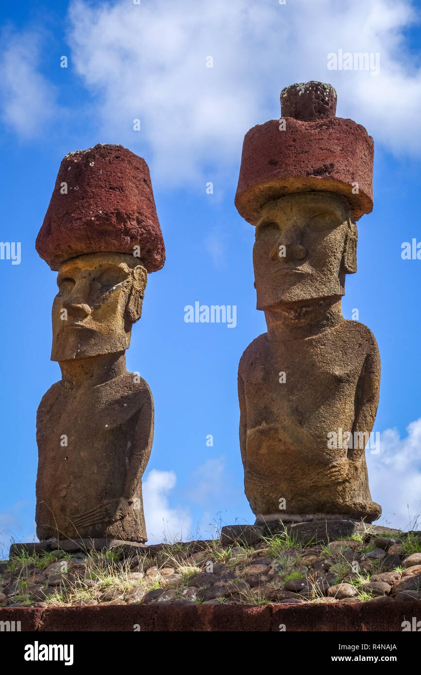Moais statue sito ahu Nao Nao sulla spiaggia di Anakena, isola di pasqua Foto Stock