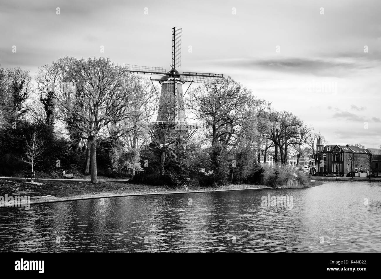 Tipico mulino a vento olandese di Alkmaar, il nero e il bianco paesaggio. Foto Stock