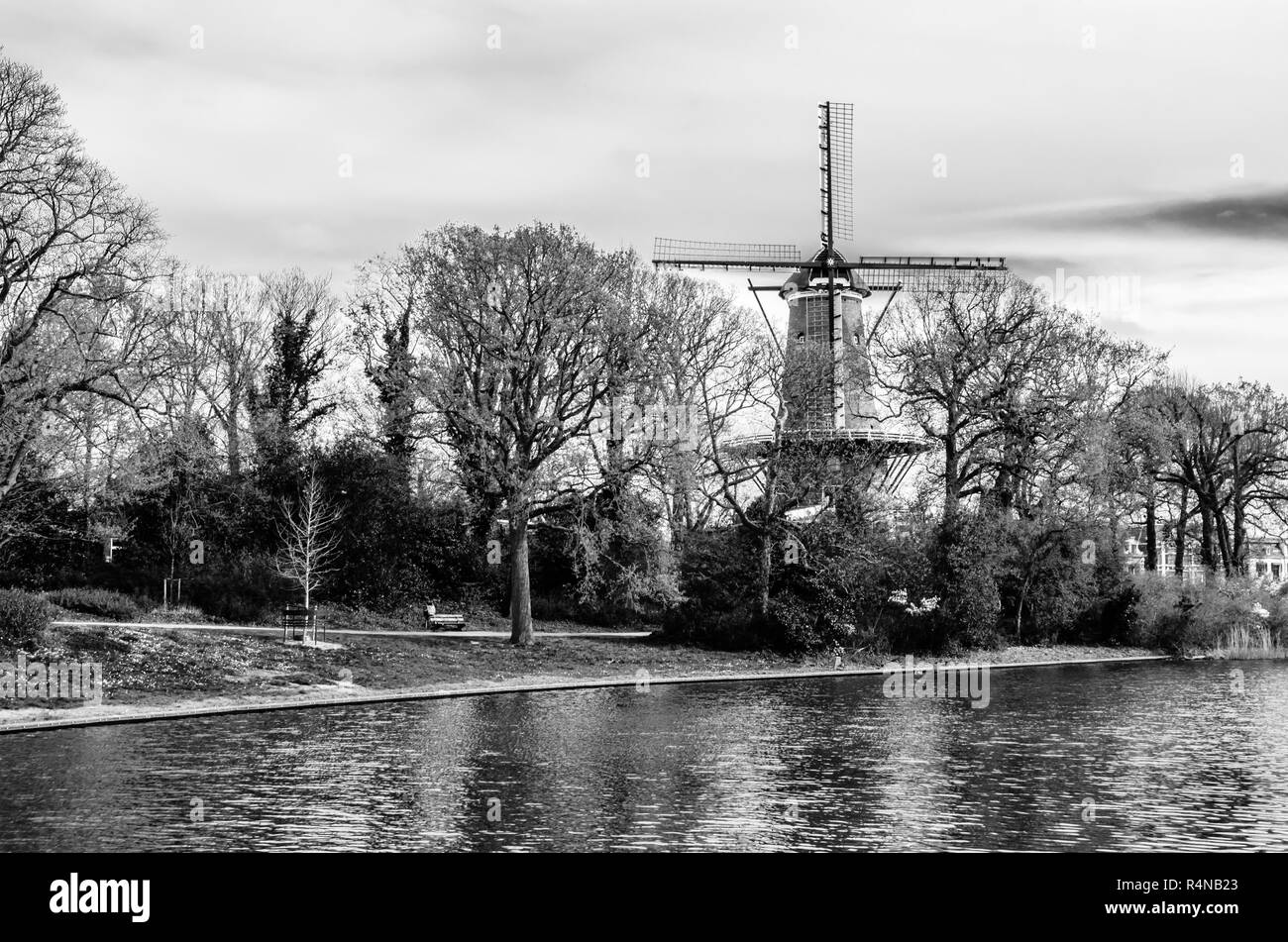 Tipico mulino a vento olandese di Alkmaar, il nero e il bianco paesaggio. Foto Stock