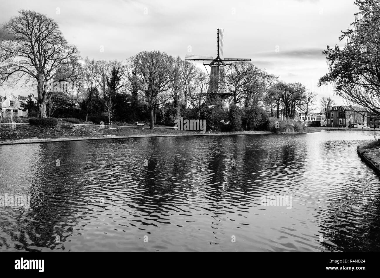 Tipico mulino a vento olandese di Alkmaar, il nero e il bianco paesaggio. Foto Stock