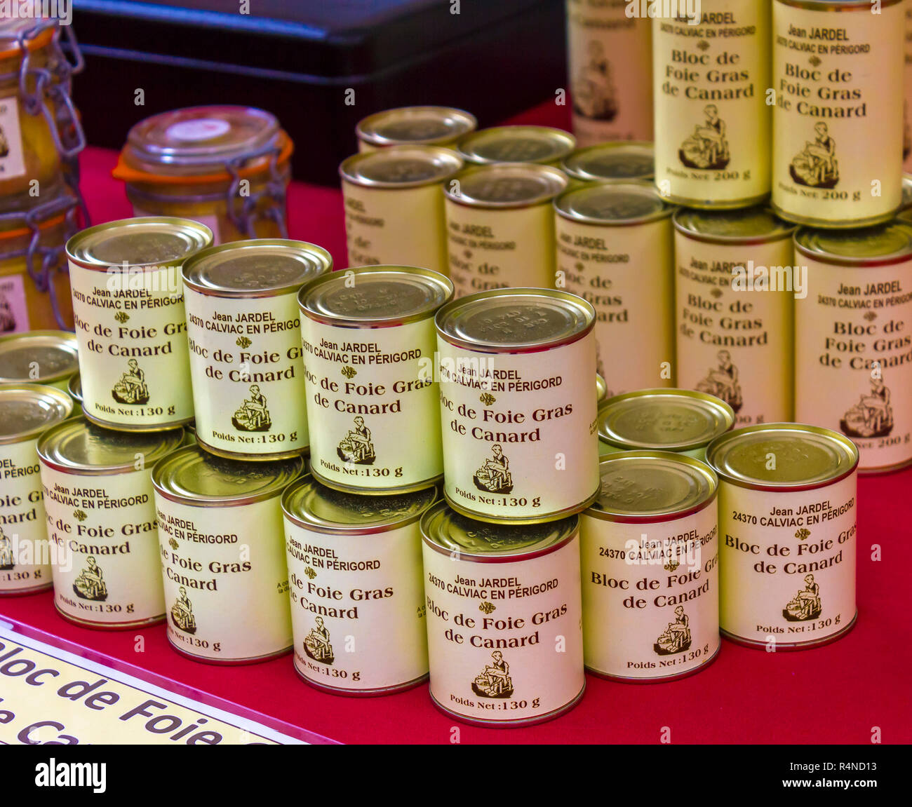 SARLAT-la-Caneda, Francia - 2 Marzo 2011: pile di lattine a shopwindow a Sarlat-la-Caneda. Il foie gras è un prodotto famoso della regione del Perigord. Foto Stock