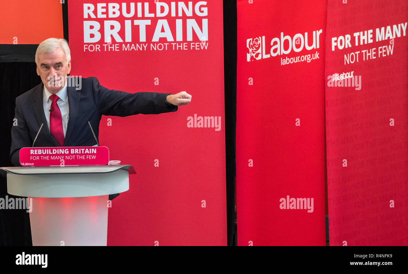 John McDonnell, Cancelliere ombra parlando in Mansfield, circa la nuova politica 'la strada alla costruzione dell'economia". Foto Stock