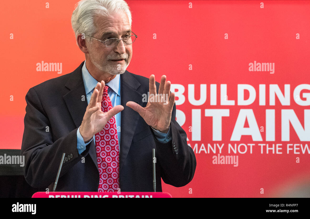 Ted Howard parla di rafforzare i consigli locali in mansfield, Nottinghamshire con John McDonnell p.f. Foto Stock