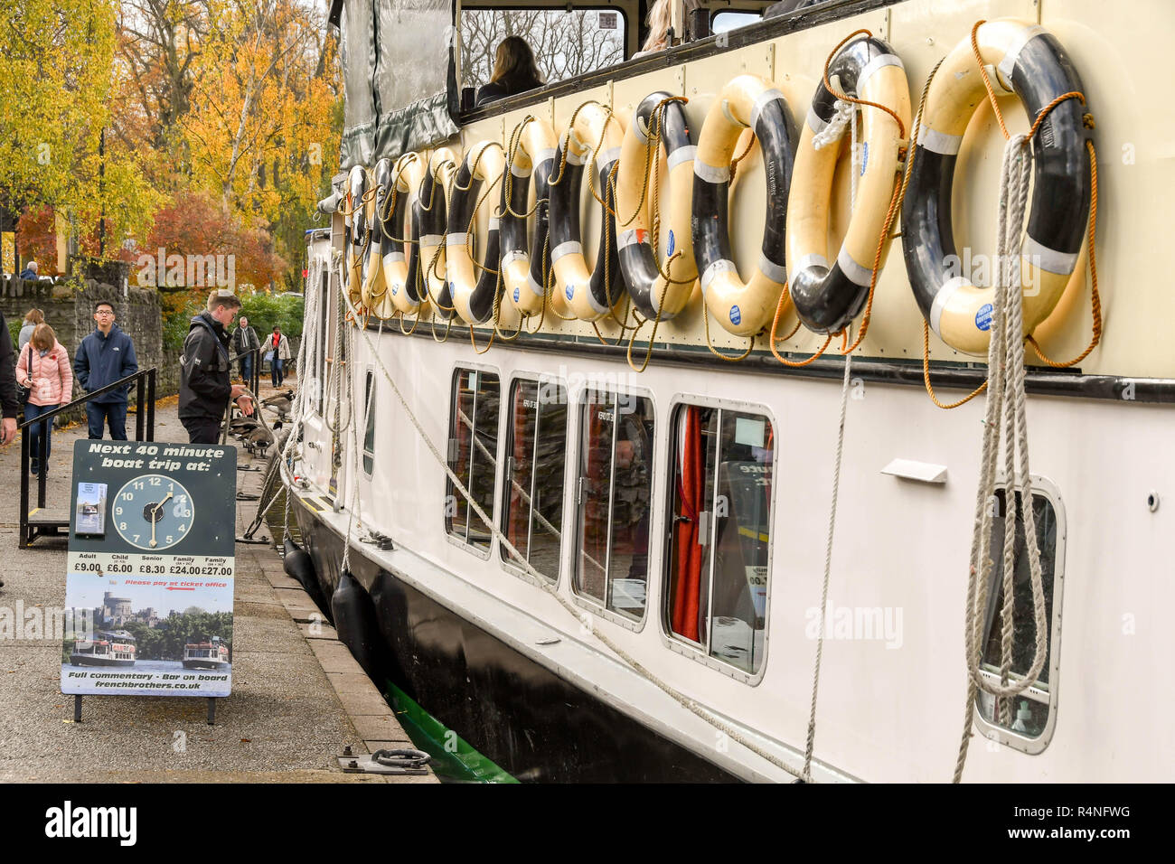 Il fiume Tamigi, Windsor, Inghilterra - Novembre 2018: turistici in barca sul fiume tornando al Riverside punto di partenza in Windsor dopo una crociera sul fiume T Foto Stock